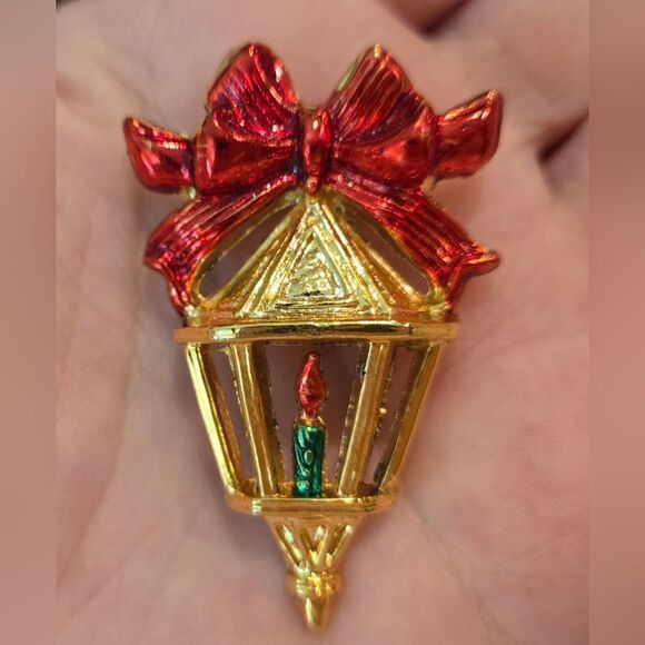 ๐๐โค๏ธโVINTAGE CHRISTMAS LANTERN BROOCH PIN - Picture 1 of 5